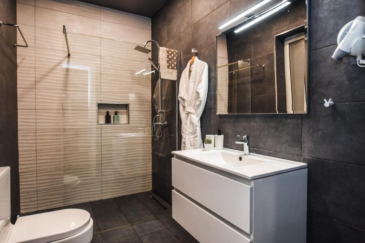Deluxe Double Room Shower,1128460029:JPEG