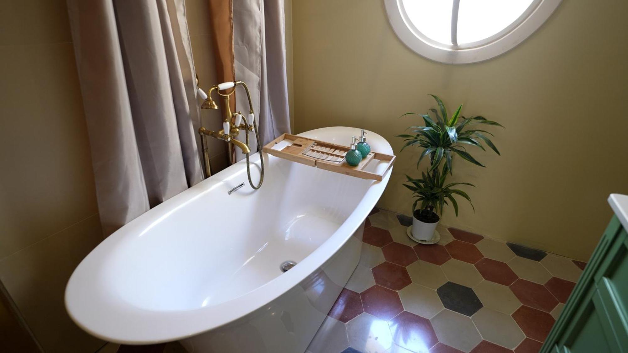 Deluxe Double Room Bath,1550453764:JPEG